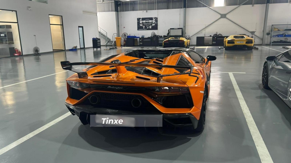 Thuộc dòng xe mui trần nên Lamborghini Aventador SVJ LP770-4 Roadster sẽ có thêm 1 chi tiết khác biệt so với bản Coupe đó chính là tấm kính phía sau hai ghế ngồi để hợp cùng mui xe carbon. Người lái có thể điều chỉnh nâng hoặc hạ kính xuống thông qua nút bấm được đặt trong khoang lái. Ngoài ra, Lamborghini Aventador SVJ Roadster sẽ có logo 1di800 thay vì 1di900 như bản Coupe do số lượng sản xuất ít hơn 100 xe.