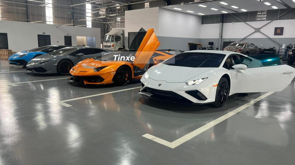 Từ phải sang trái là Lamborghini Huracan EVO RWD, Lamborghini Aventador SVJ Roadster, Lamborghini Huracan LP610-4 và cuối cùng là siêu xe Lamborghini Aventador SV từng của Minh Nhựa. Hiện đây cũng là chiếc xe Lamborghini Aventador SV duy nhất đăng ký biển số Việt Nam.