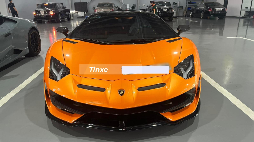 Nổi bật nhất trong dàn siêu xe Lamborghini đủ phiên bản của đại gia Việt tụ họp cùng nhau để khám bệnh vào chiều qua là chiếc xe Lamborghini Aventador SVJ Roadster màu cam. Đây là 1 trong 2 xe Lamborghini Aventador SVJ Roadster đang có mặt tại Việt Nam.