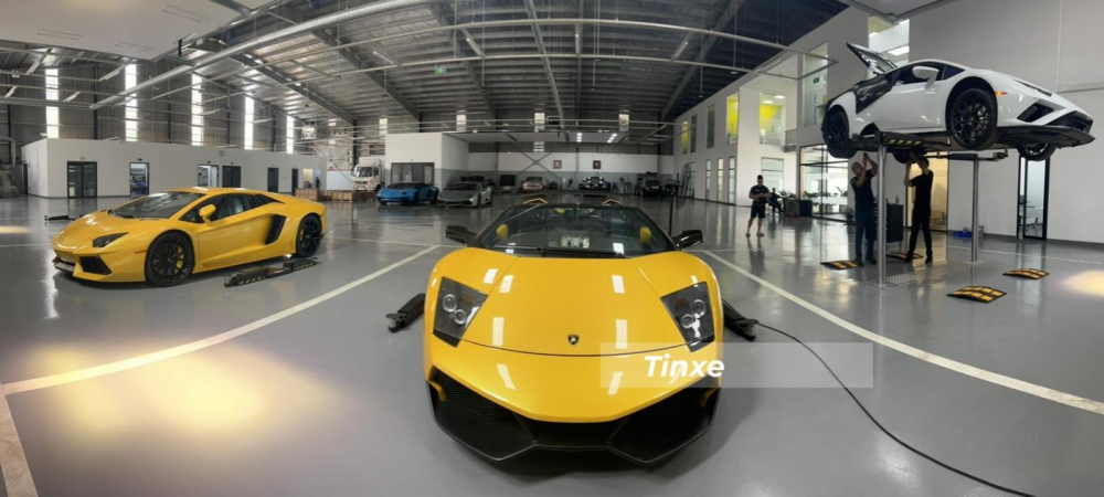 Ngoài ra là sự xuất hiện của xe Lamborghini Murcielago LP640-4 Roadster độ body kit Murcielago SV đã có mặt ở đây hơn 2 tháng để sửa chữa.