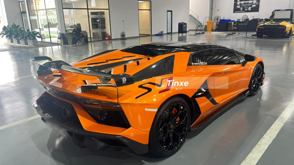 So với dòng siêu xe Lamborghini Aventador SVJ Coupe, siêu xe Lamborghini Aventador SVJ Roadster mới ra biển số có điểm nhấn riêng biệt chính là phần nóc xe được chia thành 2 mui cứng bằng carbon, có thể tháo lắp dễ dàng bằng tay. Để mở mui, chủ nhân chỉ cần bật lẫy được gắn sau đầu các ghế ngồi. Quá trình tháo lắp mui xe Lamborghini Aventador SVJ Roadster có thể mất thời gian trên 20 giây. Khoang chứa của 2 chiếc mui bằng carbon nằm ở nắp capô phía trước. 