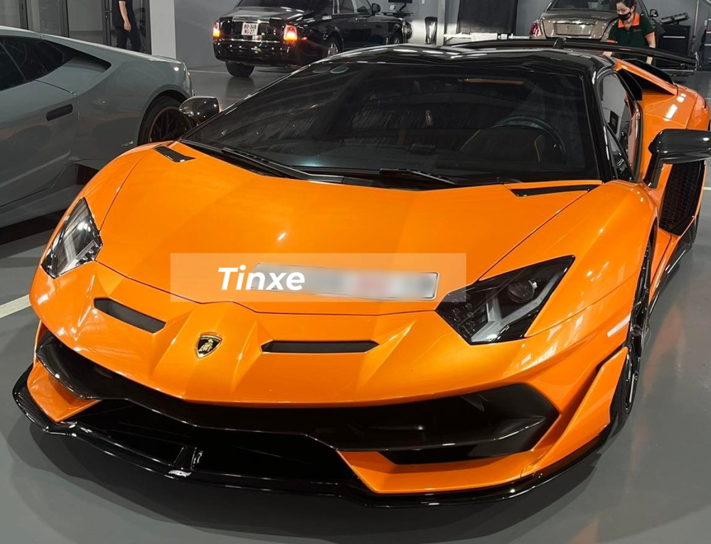 Lamborghini Aventador SVJ mui trần mới ra biển số được trang bị khối động cơ V12, dung tích 6,5 lít, sản sinh ra công suất tối đa 759 mã lực và mô-men xoắn cực đại 720 Nm. Động cơ kết hợp cùng hộp số ISR bảy tốc độ và hệ thống dẫn động bốn bánh.  
