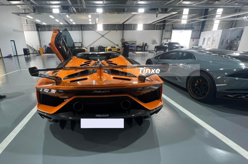 Lamborghini Aventador SVJ Roadster và đỗ bên cạnh là siêu xe Lamborghini Huracan LP610-4 với ngoại thất màu xám cá tính. Phía trên cùng còn có một chiếc siêu xe Lamborghini Aventador LP700-4 màu vàng.