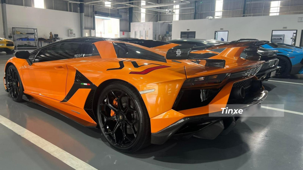 Nếu không thành thạo trong việc lắp mui, chủ nhân của siêu xe mui trần Lamborghini Aventador SVJ Roadster có thể phải gặp khó khăn trong việc điều khiển xe trên đường phố trong tình trạng đã tháo mui và trời bất ngờ đổ mưa. Thực tế ghi nhận không ít trường hợp chủ xe Lamborghini Aventador mui trần phải dầm mưa để lắp 2 mui xe riêng biệt lại.