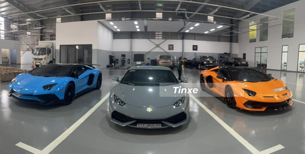 Chiếc siêu xe Lamborghini Aventador SV này nguyên bản có màu xanh dương nhưng khi về tay 1 doanh nhân kín tiếng Sài thành đã được dán màu áo xanh Blu Cepheus. Dòng xe Lamborghini Aventador LP750-4 SuperVeloce chỉ được sản xuất 600 xe trên toàn thế giới.