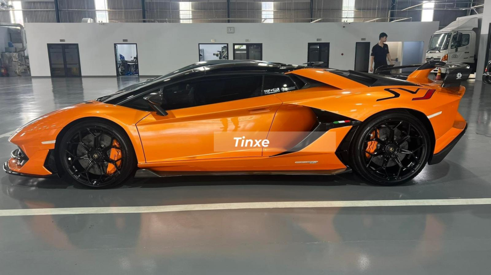 Siêu xe mui trần của Lamborghini Aventador SVJ tăng tốc từ vị trí đứng yên lên 100 km/h chỉ trong thời gian 2,9 giây, chậm hơn 0,1 giây so với bản Coupe và 0-200 km/h trong 8,8 giây. Vận tốc tối đa của siêu xe mui trần Lamborghini Aventador SVJ sẽ là 350 km/h.