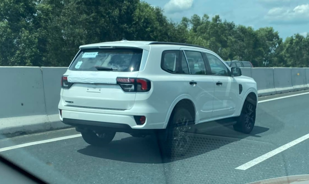 Chiếc Ford Everest 2022 màu trắng thuộc phiên bản Sport Chiếc Ford Everest 2022 màu trắng thuộc phiên bản Sport
