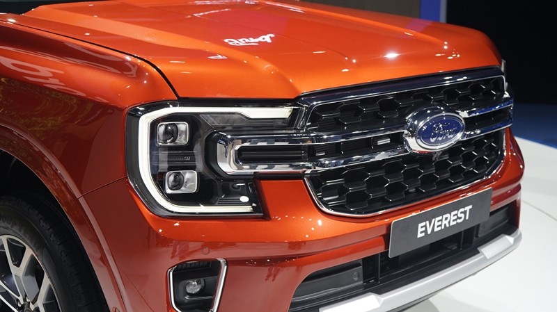 Đèn pha LED ma trận của Ford Everest 2022 bản cao cấp nhất Đèn pha LED ma trận của Ford Everest 2022 bản cao cấp nhất