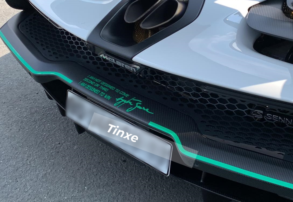 Cản va sau còn có dòng chữ thể hiện câu nói kinh điển của Ayrton Senna chính là Cản va sau còn có dòng chữ thể hiện câu nói kinh điển của Ayrton Senna chính là Tôi sinh ra không phải đứng thứ 2 hoặc thứ 3. Tôi sinh ra để chiến thắng.