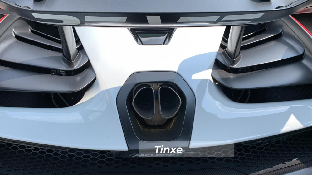 Xe được trang bị ống xả kép và có ốp cách nhiệt động cơ bằng vàng lá Xe được trang bị ống xả kép và có ốp cách nhiệt động cơ bằng vàng lá