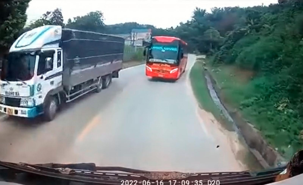 Chiếc xe khách vượt tại khúc cua Chiếc xe khách vượt tại khúc cua