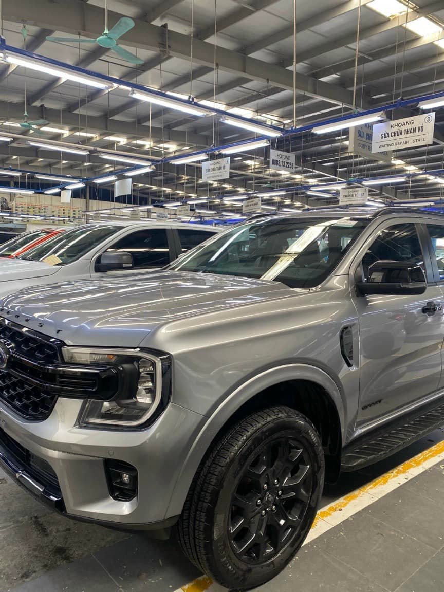 Bản Sport của Ford Everest 2022 sẽ sơn đen nhiều chi tiết ngoại thất như mâm hợp kim, lưới tản nhiệt, cản trước, ốp gương và còn có cả dòng chữ “Everest” trên nóc ca-pô. Bản Sport của Ford Everest 2022 sẽ sơn đen nhiều chi tiết ngoại thất như mâm hợp kim, lưới tản nhiệt, cản trước, ốp gương và còn có cả dòng chữ “Everest” trên nóc ca-pô.