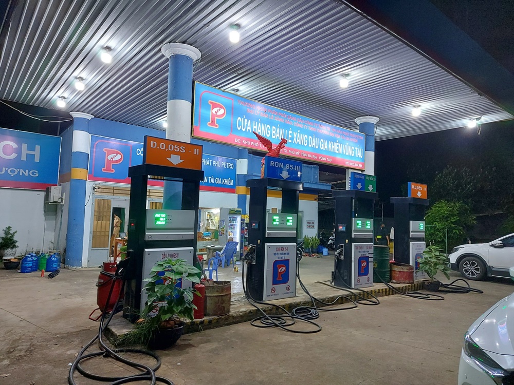 Cây xăng Gia Khiêm Vũng Tàu bị phong tỏa do có hành vi pha trộn xăng giả và tiêu thụ ra ngoài thị trường. Cây xăng Gia Khiêm Vũng Tàu bị phong tỏa do có hành vi pha trộn xăng giả và tiêu thụ ra ngoài thị trường.