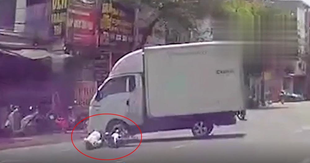 Người điều khiển xe máy đâm thẳng vào ô tô tải. Hình ảnh cắt ra từ video. Người điều khiển xe máy đâm thẳng vào ô tô tải. Hình ảnh cắt ra từ video.