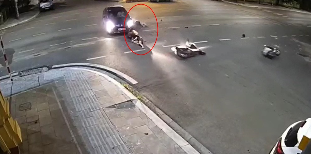 2 cô gái bị đâm mạnh, xe máy cũng bị văng ra xa. 2 cô gái bị đâm mạnh, xe máy cũng bị văng ra xa.