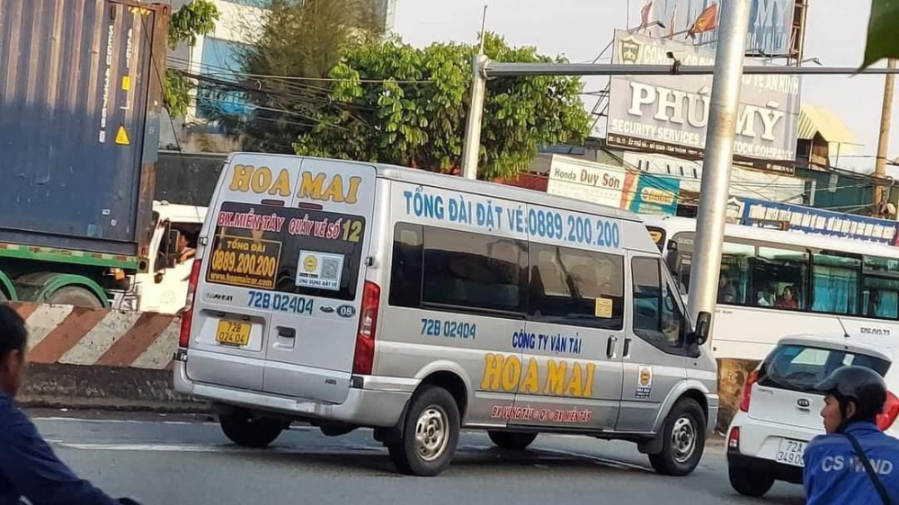 Chiếc xe khách Hoa Mai tại hiện trường vụ tai nạn Chiếc xe khách Hoa Mai tại hiện trường vụ tai nạn