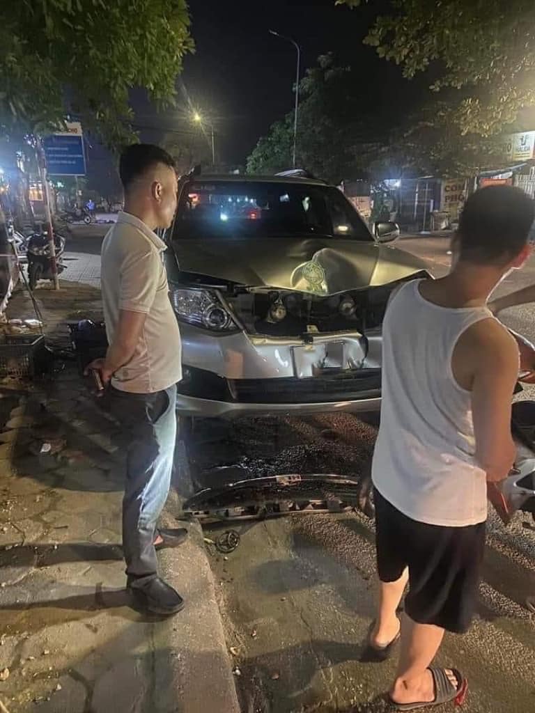 Chiếc Toyota Fortuner tại hiện trường vụ tai nạn Chiếc Toyota Fortuner tại hiện trường vụ tai nạn
