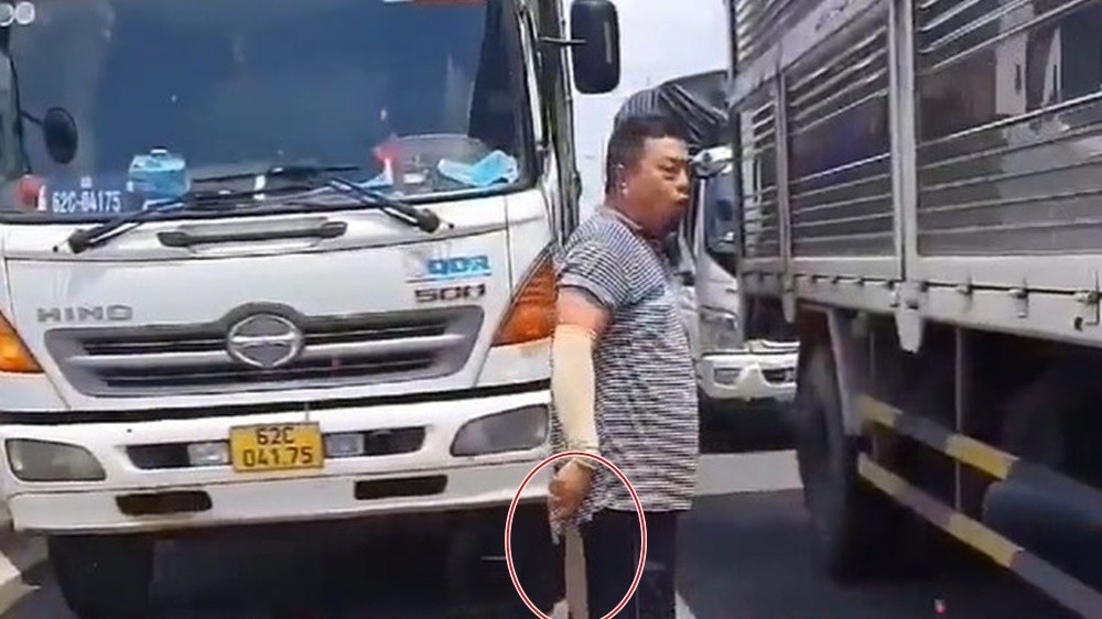 Người lái xe tải cầm dao đe dọa tài xế xe cứu thương
