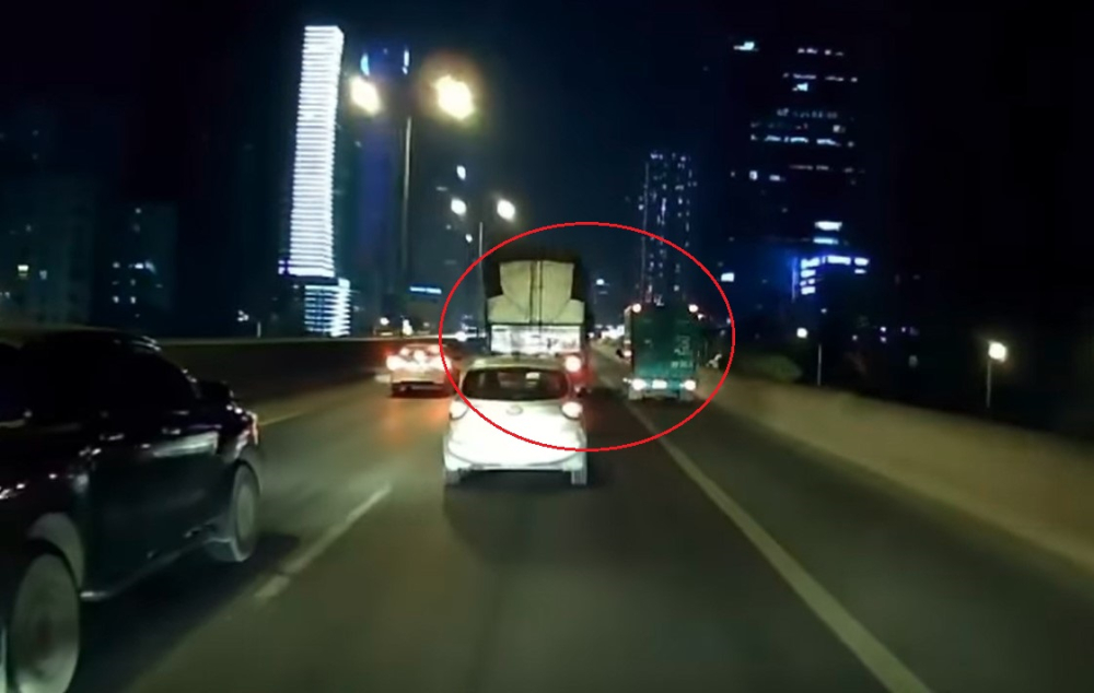 Chiếc xe tải lớn chuyển làn, va chạm với xe tải nhỏ đang chạy trên làn khẩn cấp Chiếc xe tải lớn chuyển làn, va chạm với xe tải nhỏ đang chạy trên làn khẩn cấp