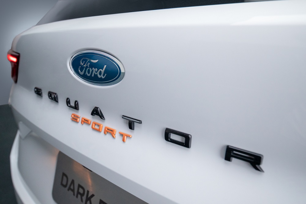 Tem chữ nổi Equator Sport với 2 màu khác nhau trên cửa cốp của Ford Equator Sport Extreme Edition 2022