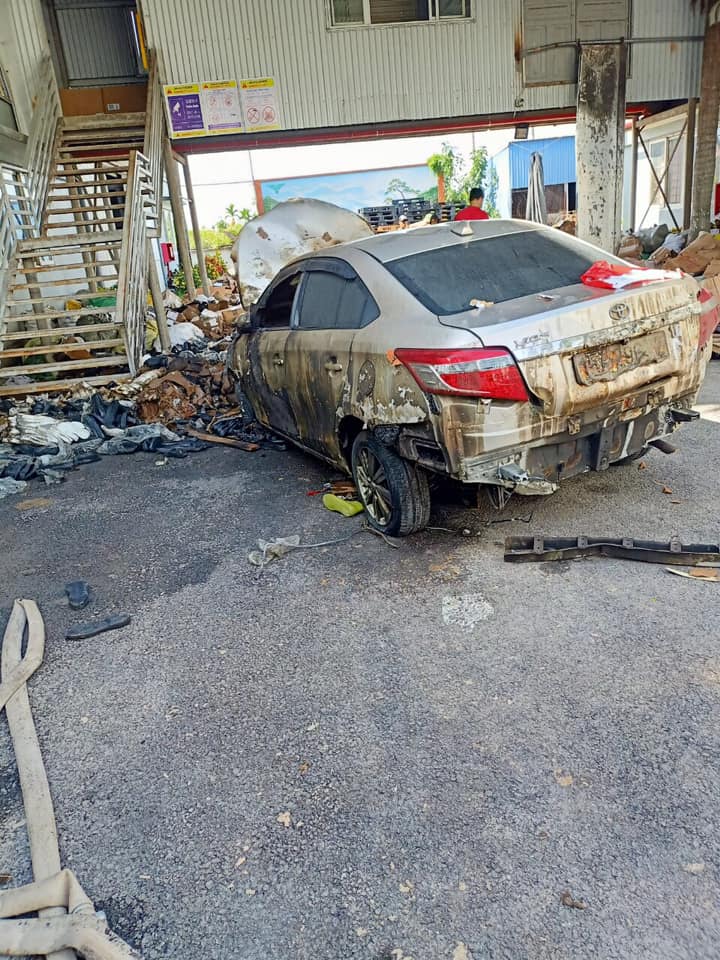 Chiếc ô tô Toyota Vios tại hiện trường vụ việc Chiếc ô tô Toyota Vios tại hiện trường vụ việc