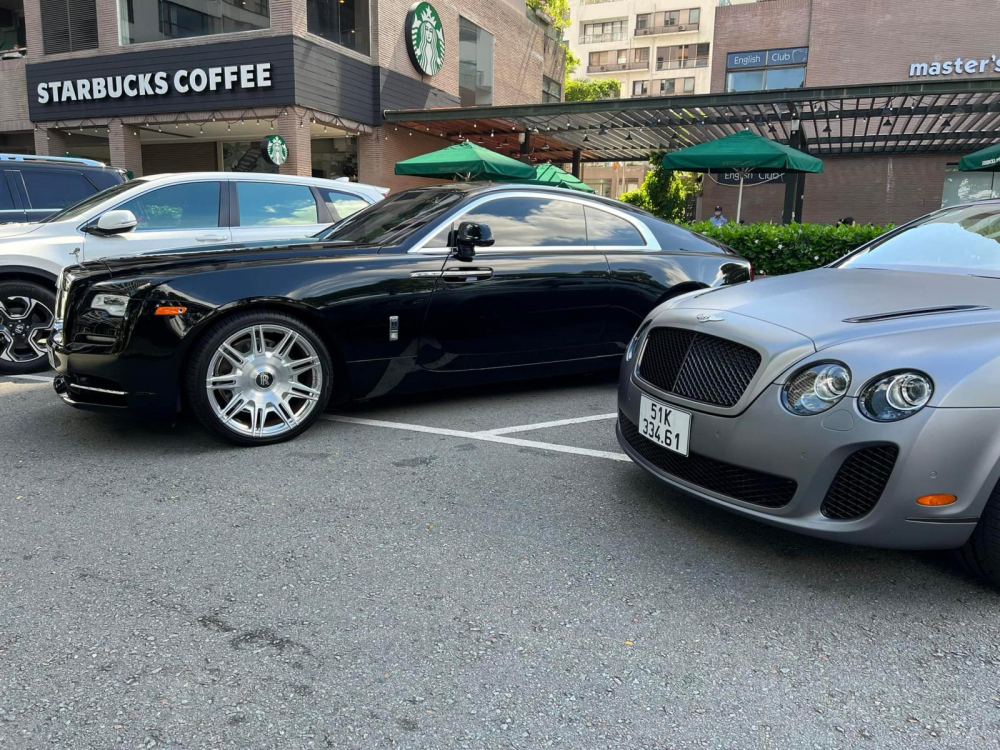 Cặp đôi xe quý tộc Anh quốc được chủ nhân mang đi dạo phố Sài thành cuối tuần