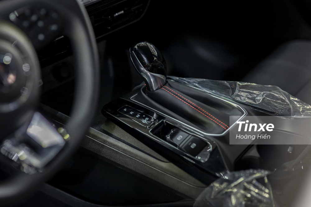 Đi kèm với đó là hộp số tự động vô cấp CVT cùng phanh tay điện tử và phanh tự động. Đi kèm với đó là hộp số tự động vô cấp CVT cùng phanh tay điện tử và phanh tự động.