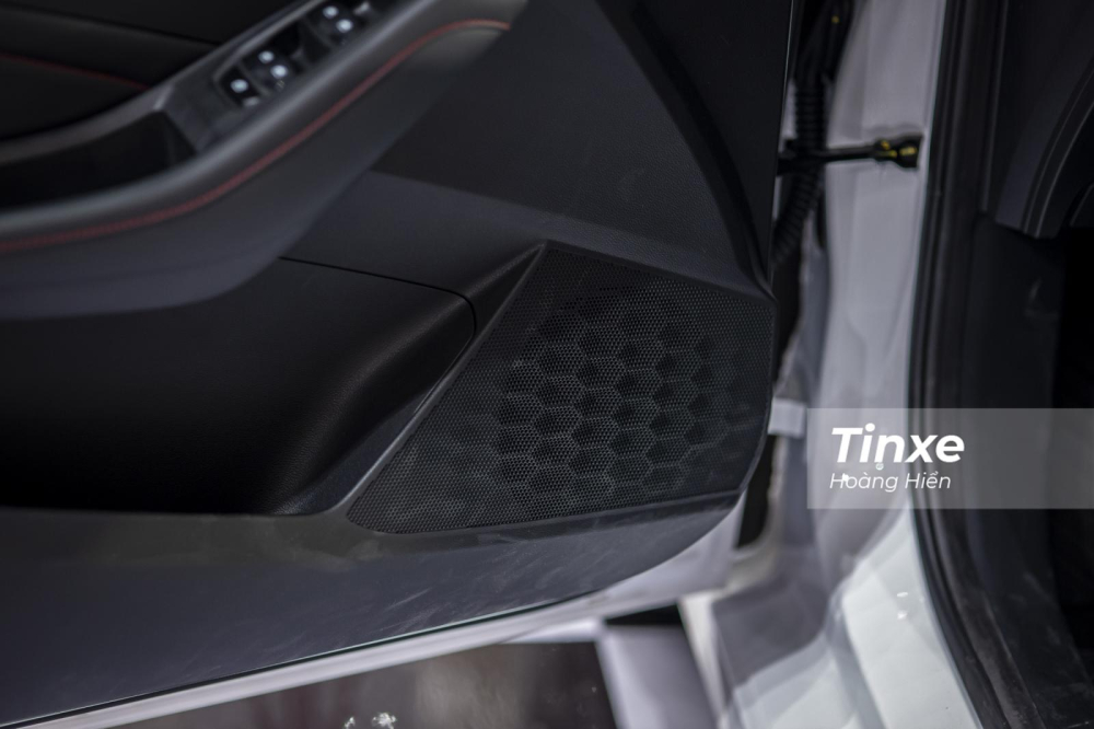 Về giải trí thì MG5 Standard cũng chỉ có 4 loa thay vì 6 loa như MG5 Lux. Về giải trí thì MG5 Standard cũng chỉ có 4 loa thay vì 6 loa như MG5 Lux.