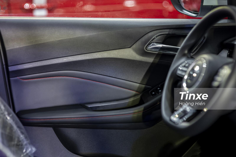 Nhưng một số chi tiết trên táp-pi cửa vẫn được bọc da. Nhưng một số chi tiết trên táp-pi cửa vẫn được bọc da.