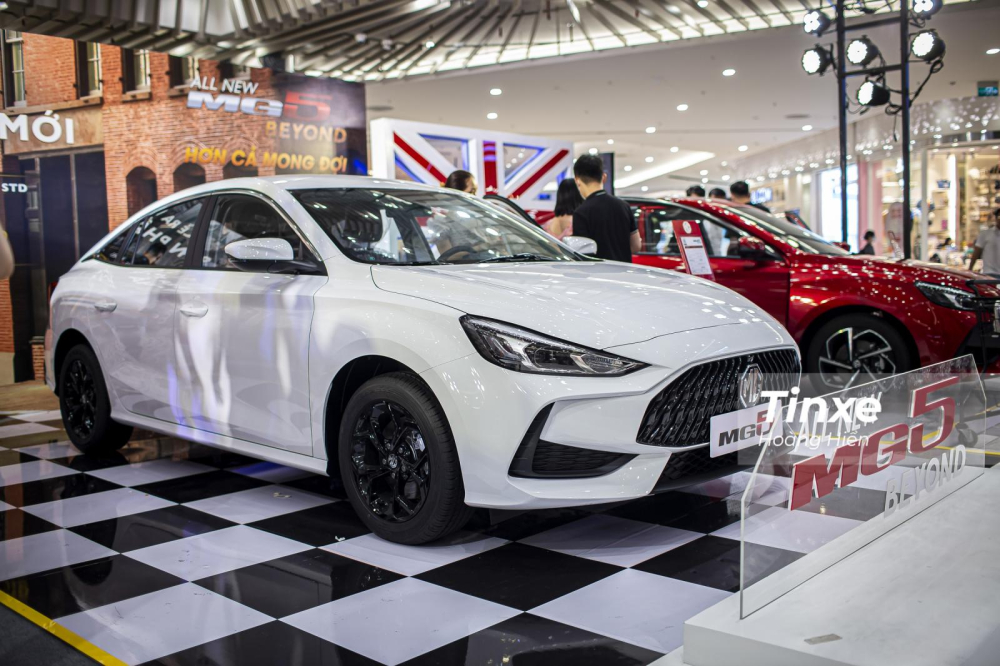 MG5 Standard vẫn sở hữu thiết kế coupe thể thao bắt mắt. MG5 Standard vẫn sở hữu thiết kế coupe thể thao bắt mắt.