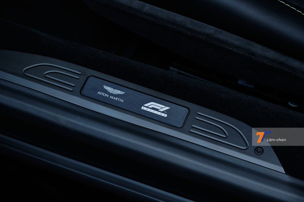 Bệ cửa ra vào cũng có logo F1 Edition. Bệ cửa ra vào cũng có logo F1 Edition.