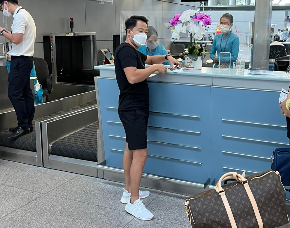 Giới mê xe hóng hớt phải chăng Hoàng Kim Khánh vừa bay sang Campuchia để đón siêu phẩm mới? Giới mê xe hóng hớt phải chăng Hoàng Kim Khánh vừa bay sang Campuchia để đón siêu phẩm mới?