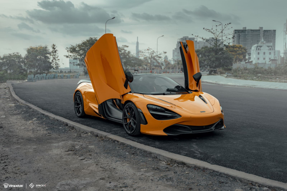 McLaren 720S Spider lúc còn mang màu sơn nguyên bản là McLaren Orange McLaren 720S Spider lúc còn mang màu sơn nguyên bản là McLaren Orange