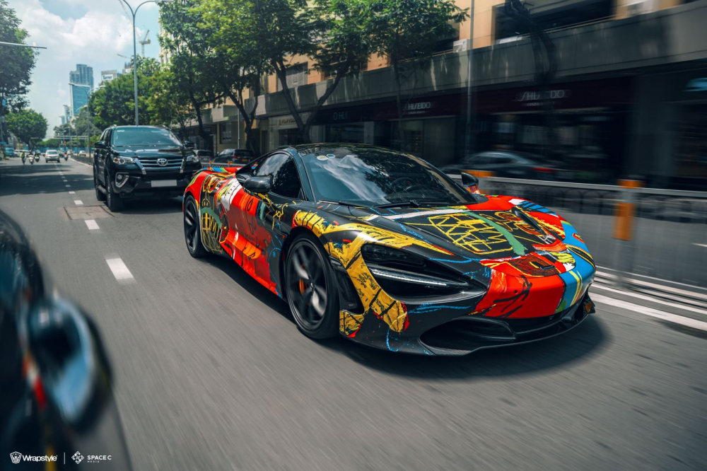 McLaren 720S Spider với bộ áo lấy ý tưởng từ bức tranh McLaren 720S Spider với bộ áo lấy ý tưởng từ bức tranh Untitle của họa sĩ Jean-Michel Basquiat đã được nhà đấu giá Sotheby bán cho tỷ phú Nhật với giá 110,5 triệu đô la vào năm 2017