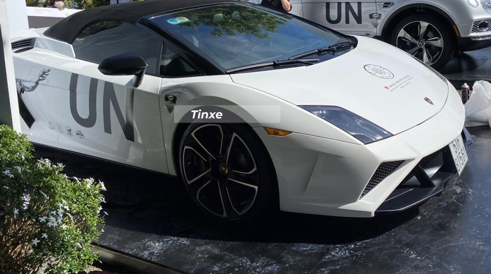 Siêu xe mui trần bản kỷ niệm 50 năm Lamborghini Gallardo LP560-4 Spyder được trang bị khối động cơ V10, dung tích 5.2 lít quen thuộc nhưng sản sinh ra công suất tối đa 560 mã lực và mô-men xoắn cực đại 540 Nm. Kết hợp cùng với hộp số tự động 6 cấp, nhờ đó, Lamborghini Gallardo LP560-4 Spyder 50th Anniversary 2013 của ông Đặng Lê Nguyên Vũ có khả năng tăng tốc từ vị trí xuất phát lên 100 km/h chỉ mất thời gian 3,7 giây trước khi đạt tốc độ tối đa 325 km/h. Siêu xe mui trần bản kỷ niệm 50 năm Lamborghini Gallardo LP560-4 Spyder được trang bị khối động cơ V10, dung tích 5.2 lít quen thuộc nhưng sản sinh ra công suất tối đa 560 mã lực và mô-men xoắn cực đại 540 Nm. Kết hợp cùng với hộp số tự động 6 cấp, nhờ đó, Lamborghini Gallardo LP560-4 Spyder 50th Anniversary 2013 của ông Đặng Lê Nguyên Vũ có khả năng tăng tốc từ vị trí xuất phát lên 100 km/h chỉ mất thời gian 3,7 giây trước khi đạt tốc độ tối đa 325 km/h.