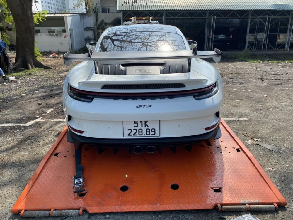 Còn xe Porsche 911 GT3 này đăng ký biển Sài thành
