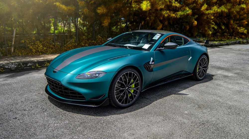Aston Martin Vantage F1 Edition của Đặng Lê Nguyên Vũ có màu xanh Racing