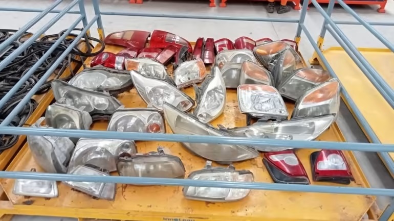 Phụ tùng được công ty Abhishek K Kaiho Recyclers tháo ra từ những chiếc ô tô cũ