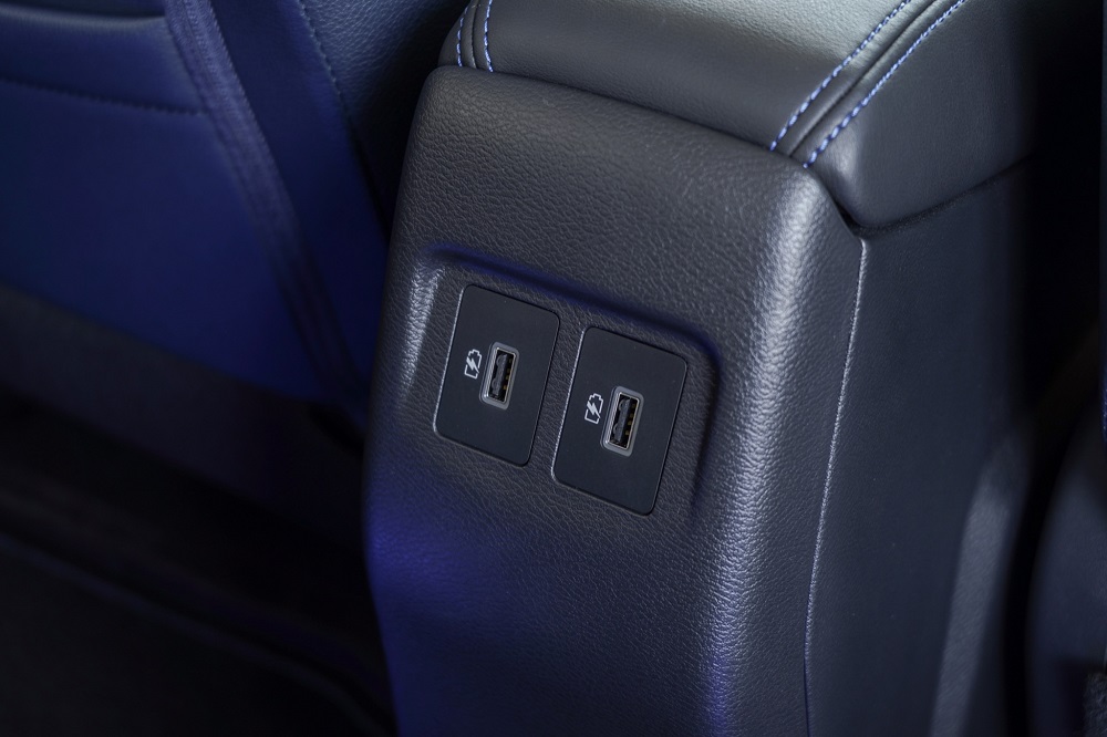 Cổng USB cho hàng ghế sau của Nissan Kicks Autotech 2022