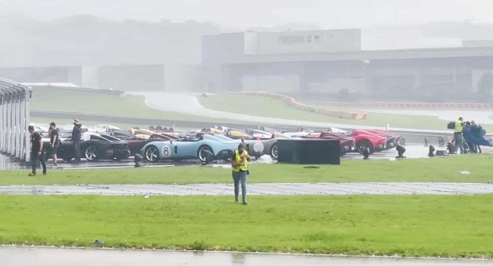 Nhân viên của hãng Ferrari chạy tán loạn, tìm cách giải cứu những chiếc siêu xe của khách VIP Nhân viên của hãng Ferrari chạy tán loạn, tìm cách giải cứu những chiếc siêu xe của khách VIP