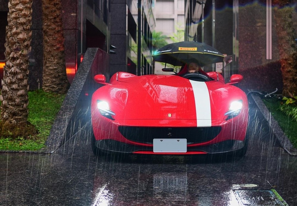 Một chủ xe Ferrari Monza SP phải che ô vì trời mưa Một chủ xe Ferrari Monza SP phải che ô vì trời mưa