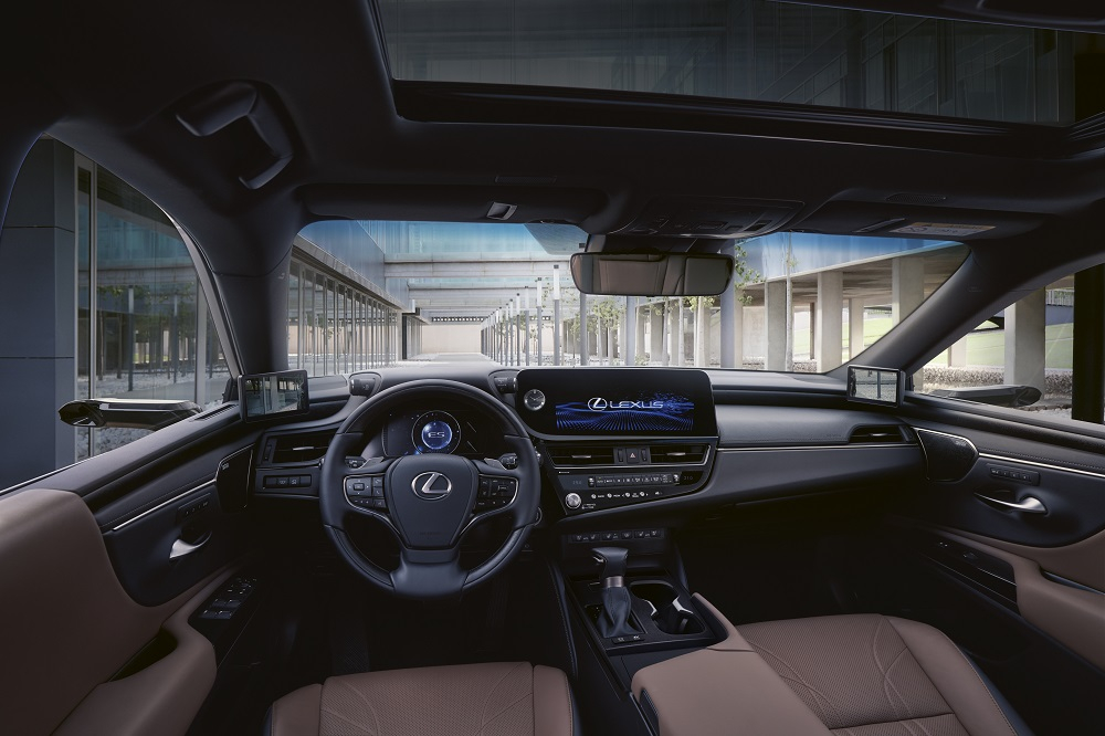 Nội thất của Lexus ES 2023 với hệ thống thông tin giải trí mới