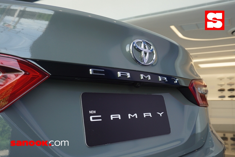 Nẹp giữa 2 đèn hậu của Toyota Camry 60th Anniversary 2022