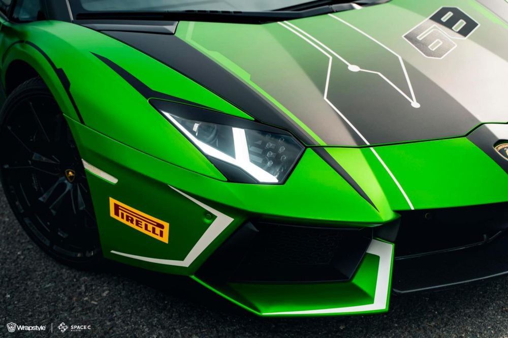 Bộ áo của xe Lamborghini Aventador LP700-4 Roadster này lấy cảm hứng từ