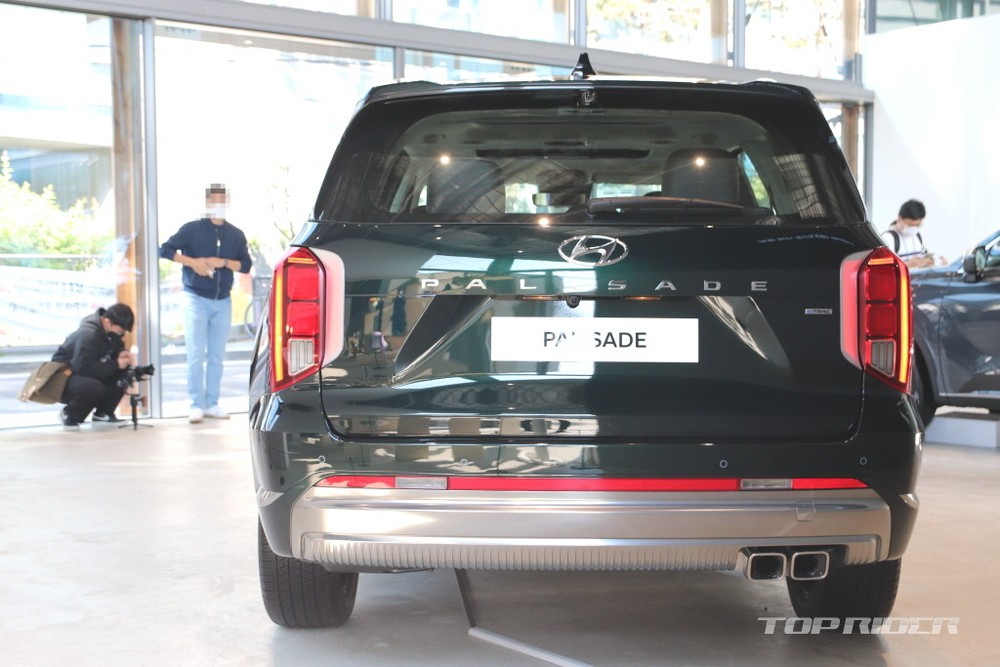 Hyundai Palisade 2023 nhìn từ phía sau Hyundai Palisade 2023 nhìn từ phía sau