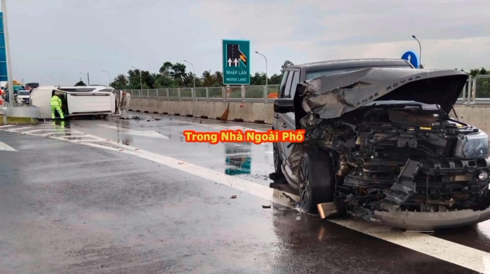 Chiếc SUV hạng sang Range Rover vỡ nát đầu sau vụ tai nạn Chiếc SUV hạng sang Range Rover vỡ nát đầu sau vụ tai nạn