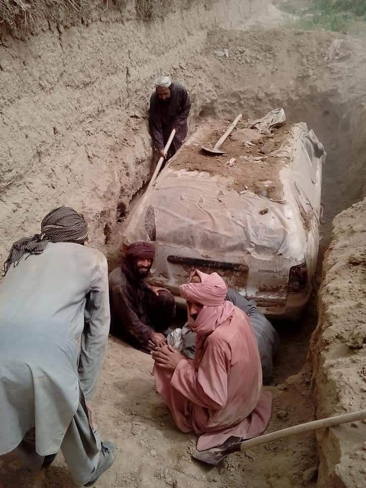Khai quật chiếc ô tô Toyota Corolla của thủ lĩnh sáng lập Taliban sau hơn 2 thập kỷ chôn dưới đất Khai quật chiếc ô tô Toyota Corolla của thủ lĩnh sáng lập Taliban sau hơn 2 thập kỷ chôn dưới đất