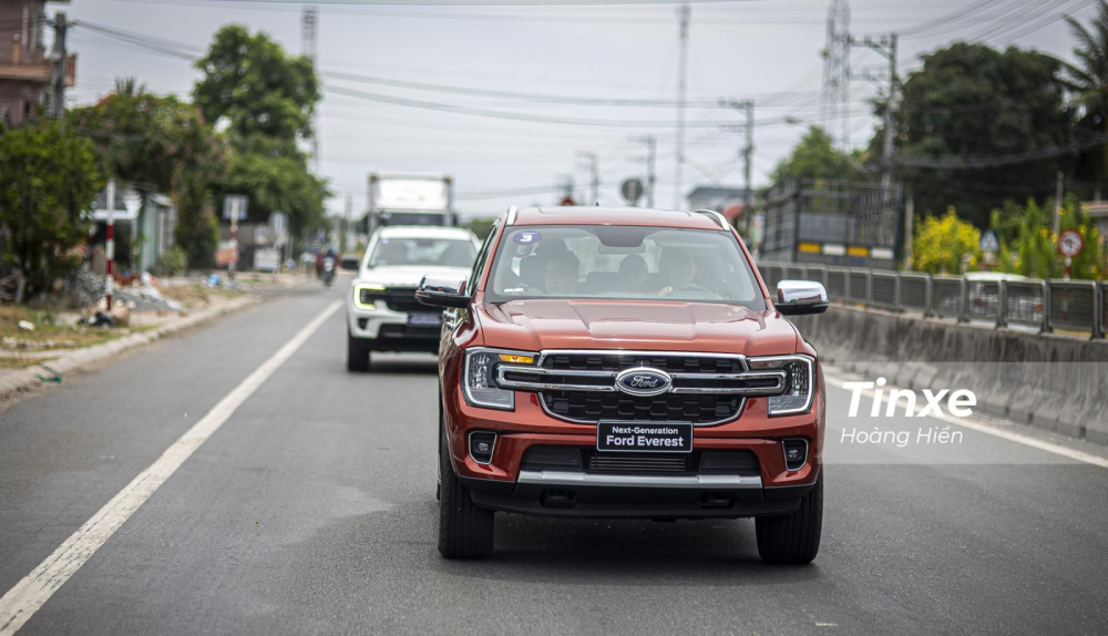 Trên đường trường, Ford Everest Titanium+ ghi điểm với khả năng vận hành êm ái, cách âm tốt.