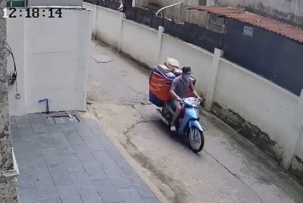 Tên trộm đội mũ, đeo khẩu trang kín khi thực hiện hành vi trộm cắp tài sản của người khác. Tên trộm đội mũ, đeo khẩu trang kín khi thực hiện hành vi trộm cắp tài sản của người khác.