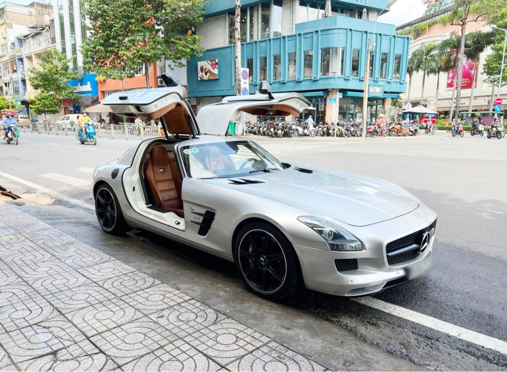 Mercedes-Benz SLS AMG đầu tiên về Việt Nam tái xuất cùng Qua Vũ với nội thất được độ thêm 1 đồ chơi bảo bối